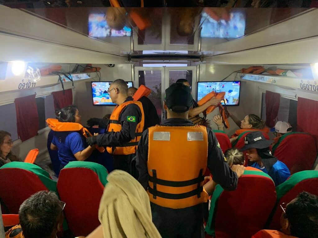 Passageiros entram em pânico com pane em lancha e falta de coletes no Amazonas