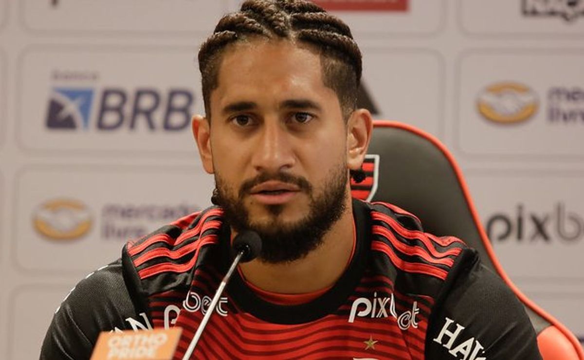 Botafogo vence disputa com Corinthians e fecha com o zagueiro Pablo, do Flamengo