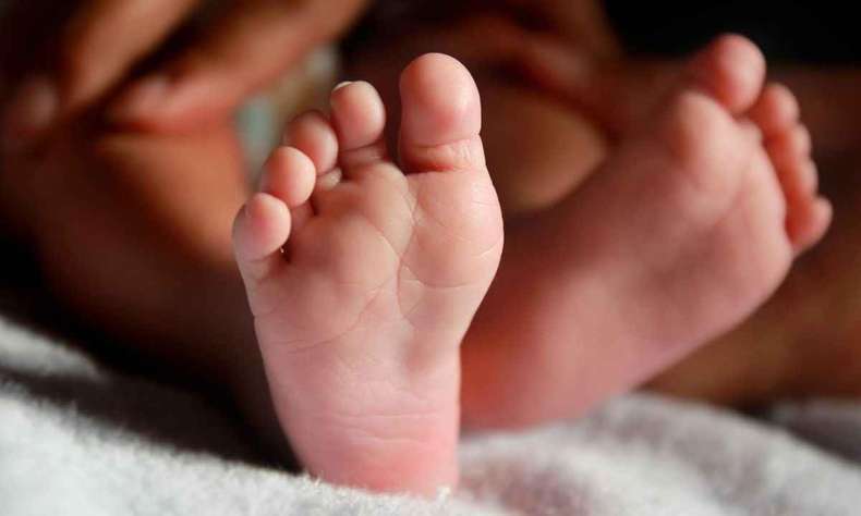 Pai se descuida e filho de 1 ano morre atropelado por mãe em quintal