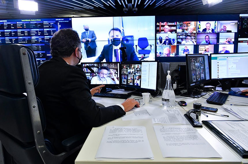 PL que impede suspensão de aulas presenciais tem votação adiada