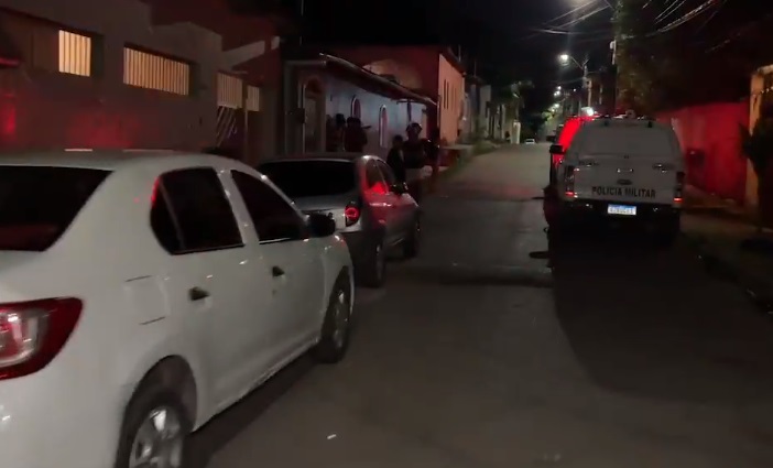 Moradores sentem forte odor e encontram corpo em terreno em Manaus