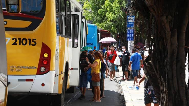 Mototaxistas e motoristas do ônibus participam de ação educativa em Manaus