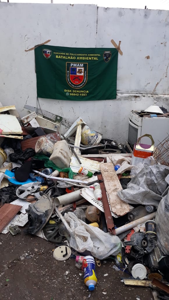 Mulher é presa ao ser flagrada com depósito irregular de sucatas em Manaus