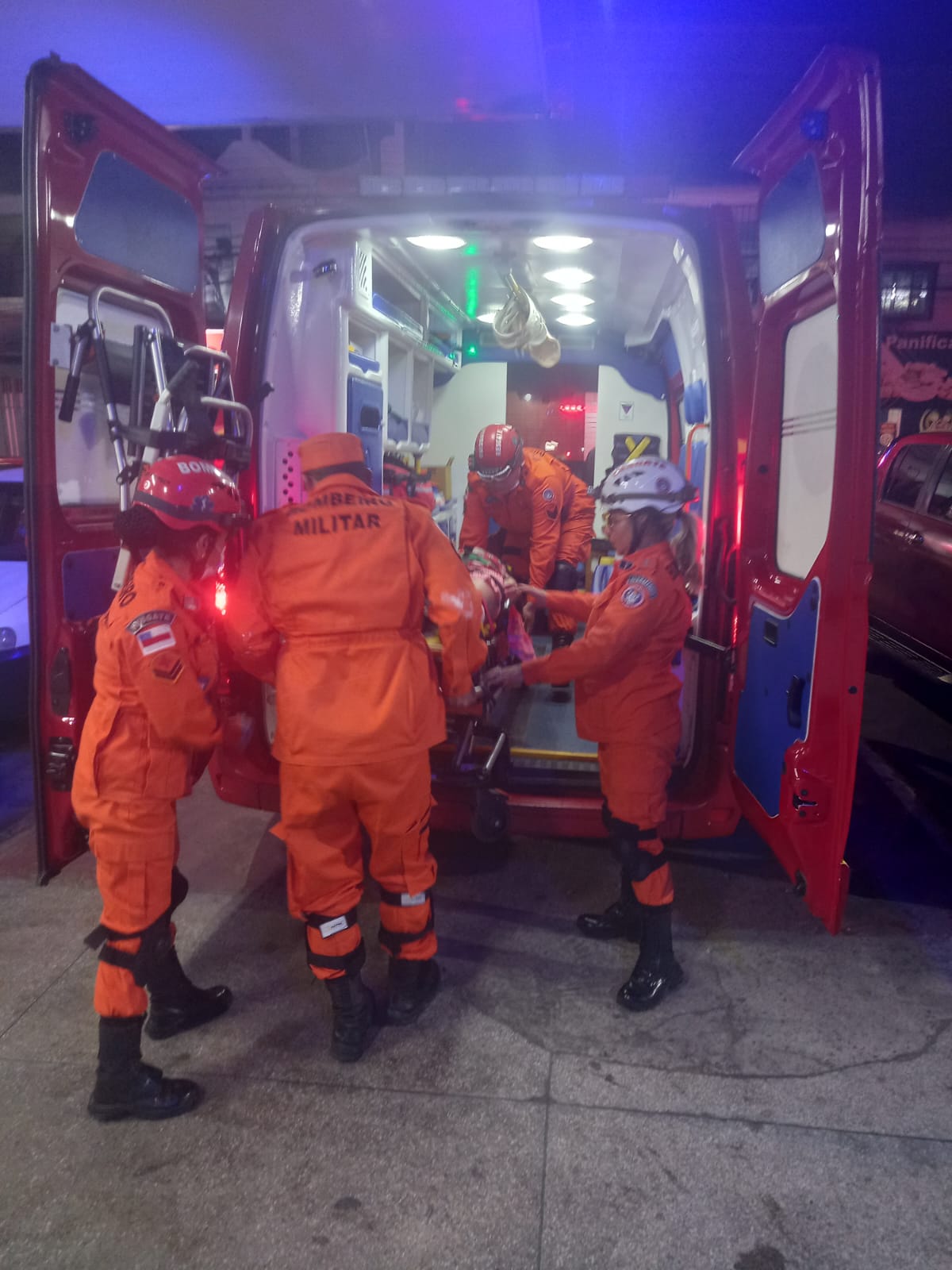 Acidente entre carros deixa três pessoas feridas na Ponta Negra