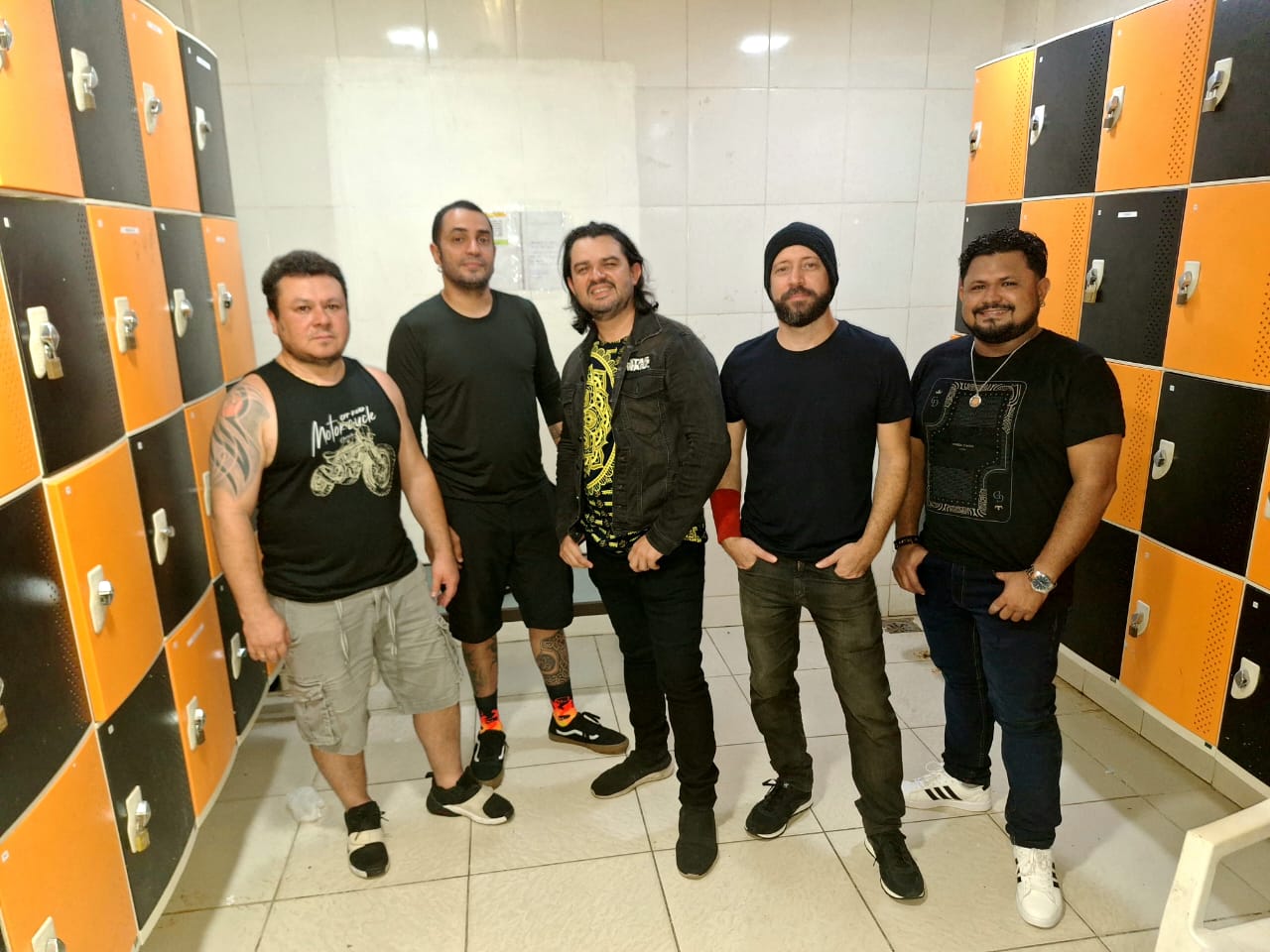 Chora Cachorro, Rockaholics e Official 80 agitam Rock in Mill em Manaus