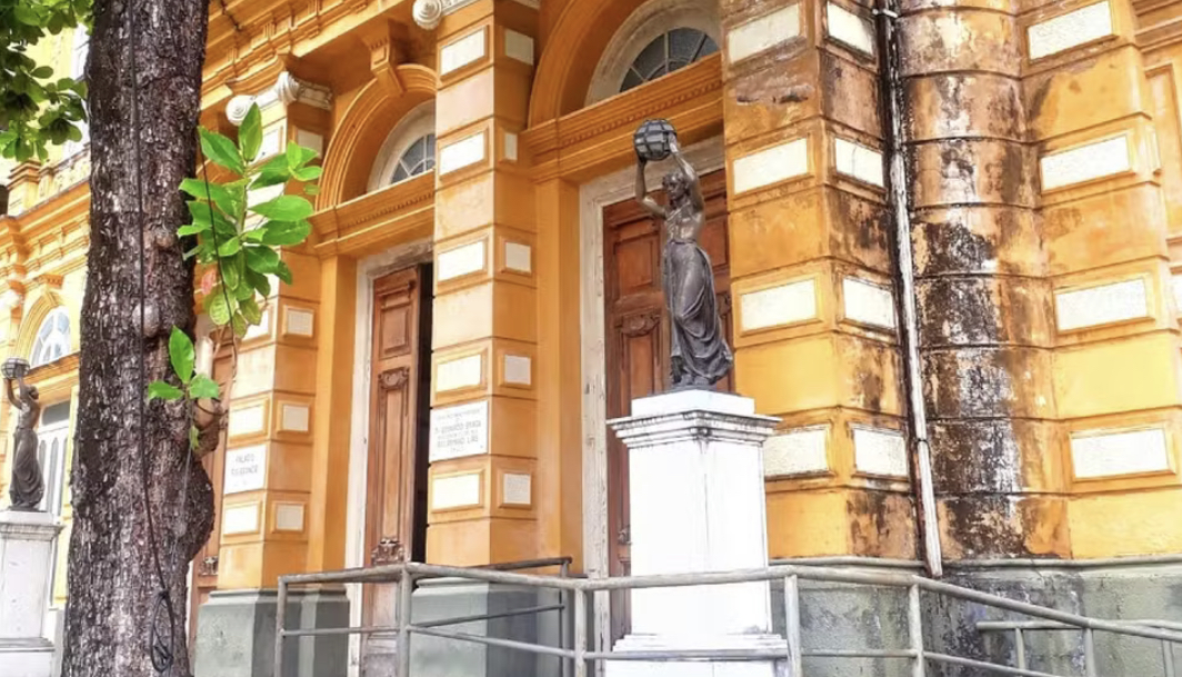 Estátuas são furtadas do Palácio Rio Branco no Centro de Manaus