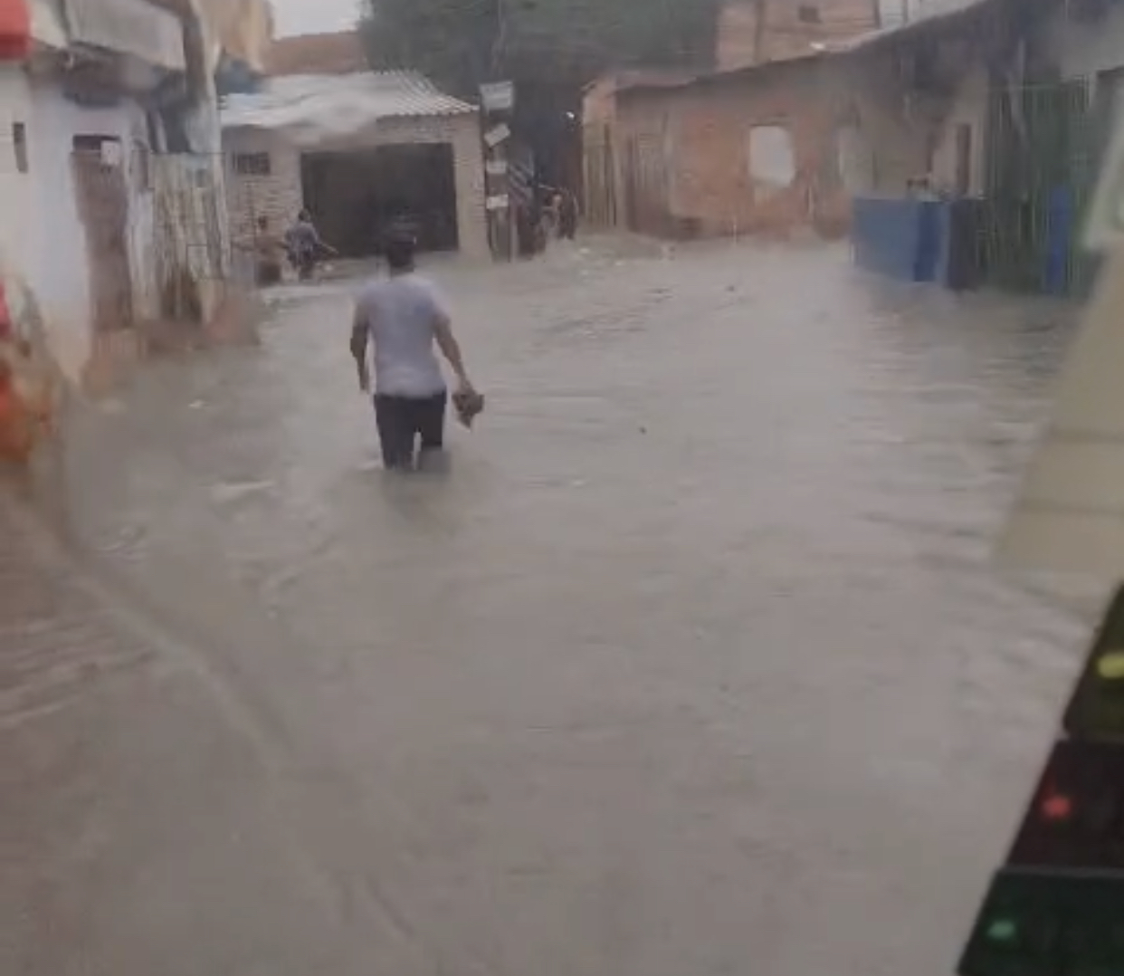 Cinco ocorrências são registradas durante temporal em Manaus