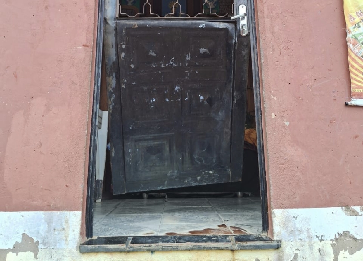 Homem é preso após ameaçar matar mãe e irmã em Fonte Boa