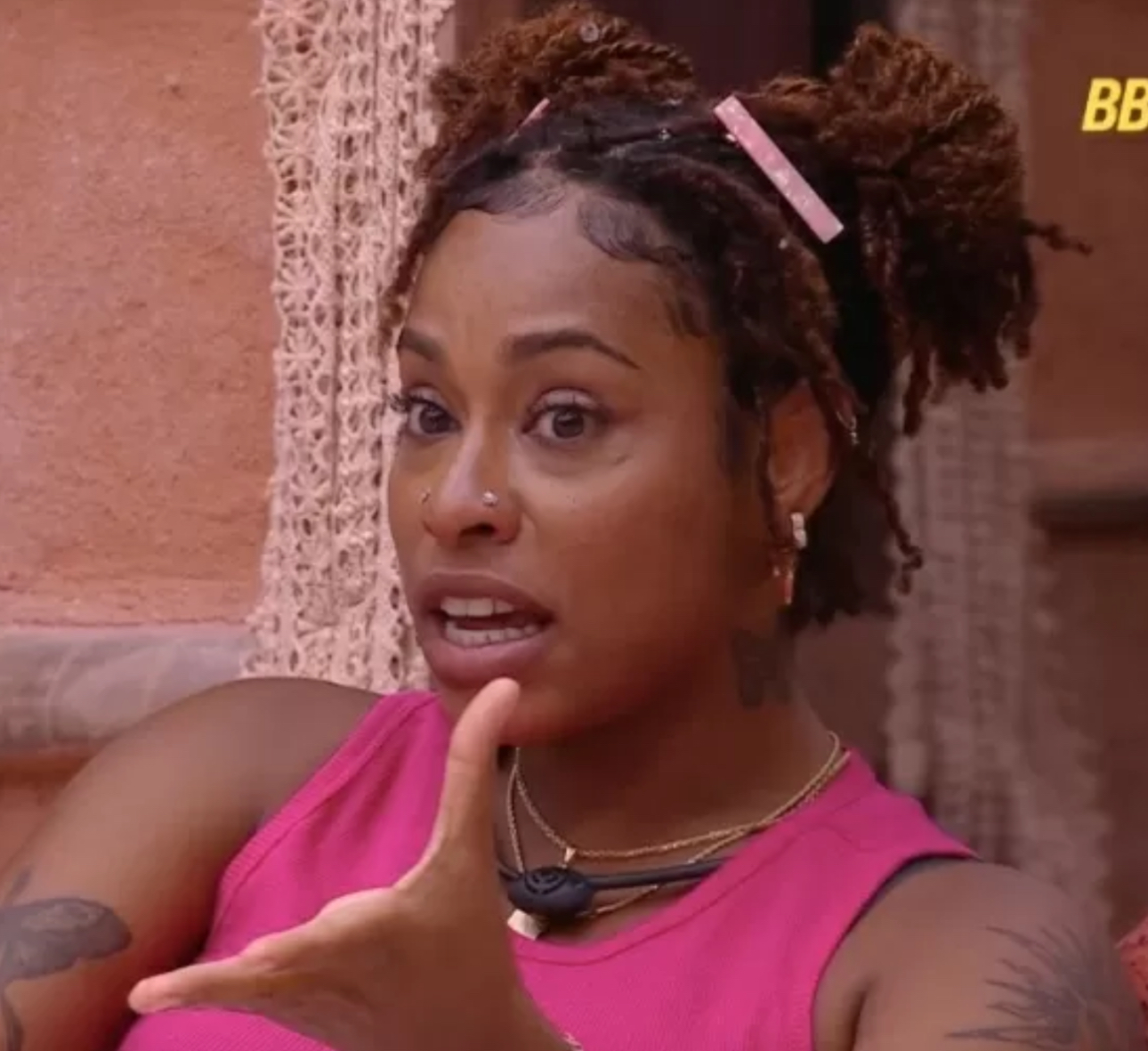 Internautas se revoltam após Thamiris sugerir suposto racismo de Vitória