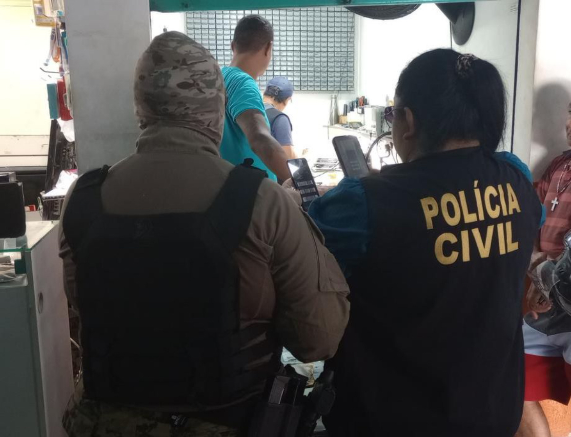 Homem é preso ao vender celulares roubados em mini shopping na Compensa