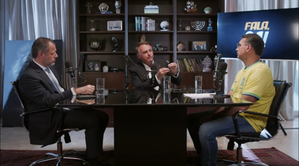 Bolsonaro faz live com advogado, que diz que país 'não tem maturidade' para lidar com delação