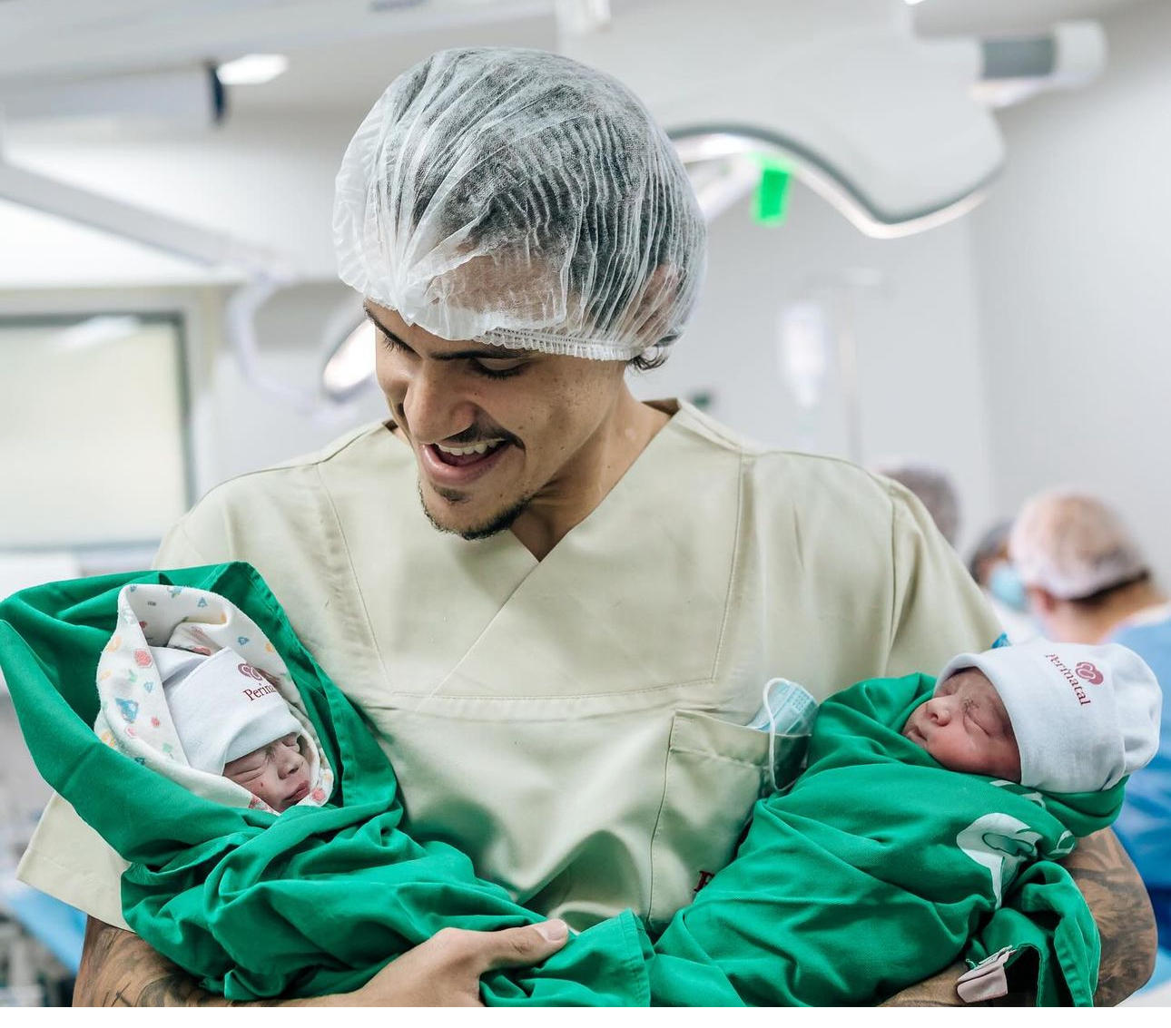 Pedro, do Flamengo, anuncia nascimento das filhas gêmeas; veja fotos