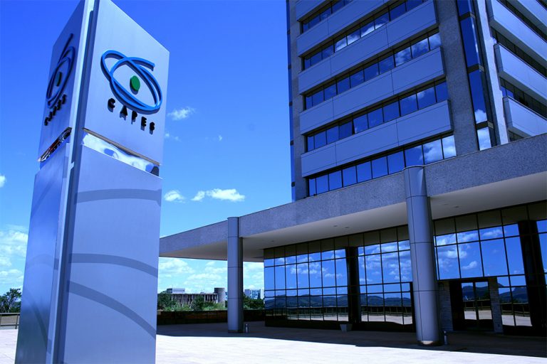 Orçamento da Capes terá aumento de 17% e órgão deve zerar déficit de bolsas