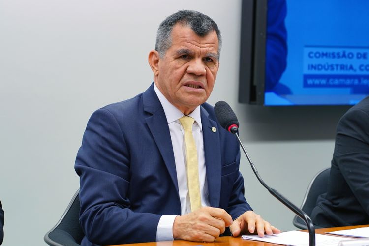 Bosco Saraiva usa verba milionária na compra de máquinas agrícolas