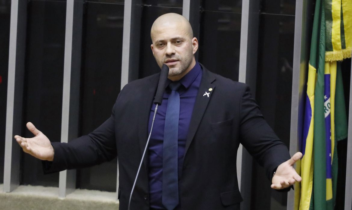 Oposição contesta decreto de Bolsonaro que indultou Daniel Silveira