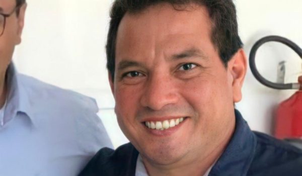 Prefeito faz cortes de gastos e reduz salários de secretários no Amazonas