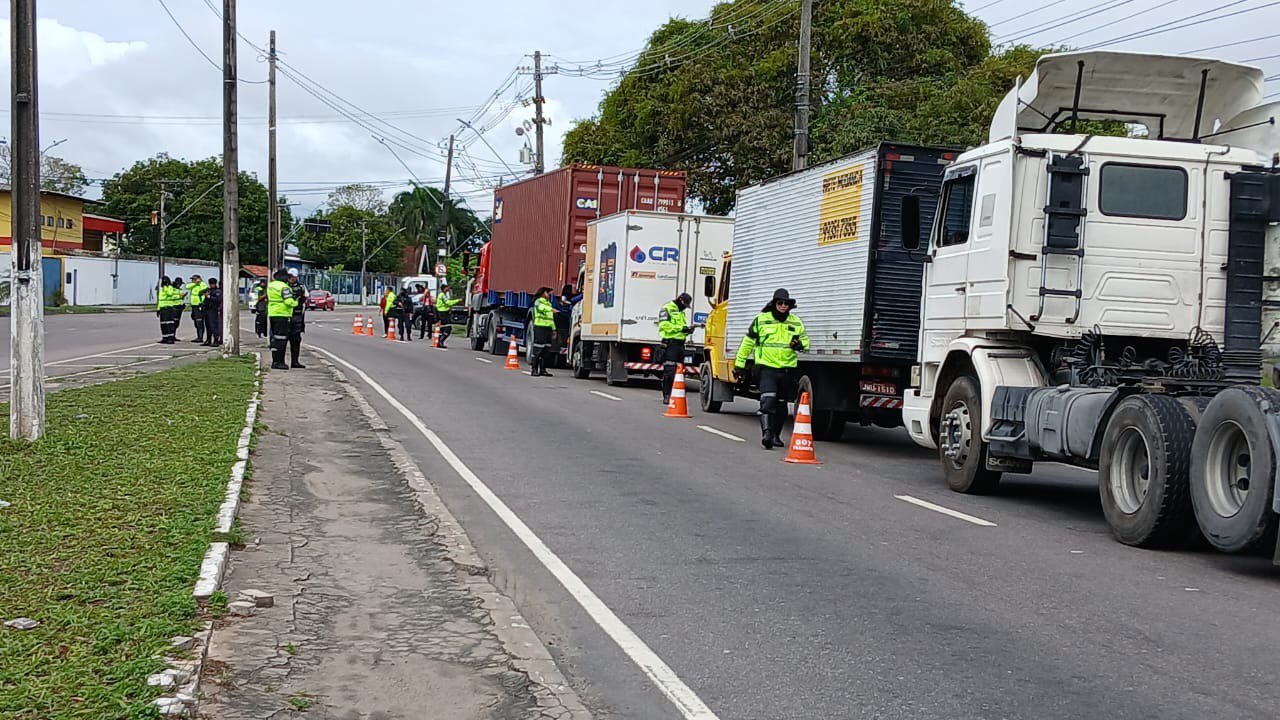 Operação Carga Pesada fiscaliza caminhões na área do Porto Chibatão