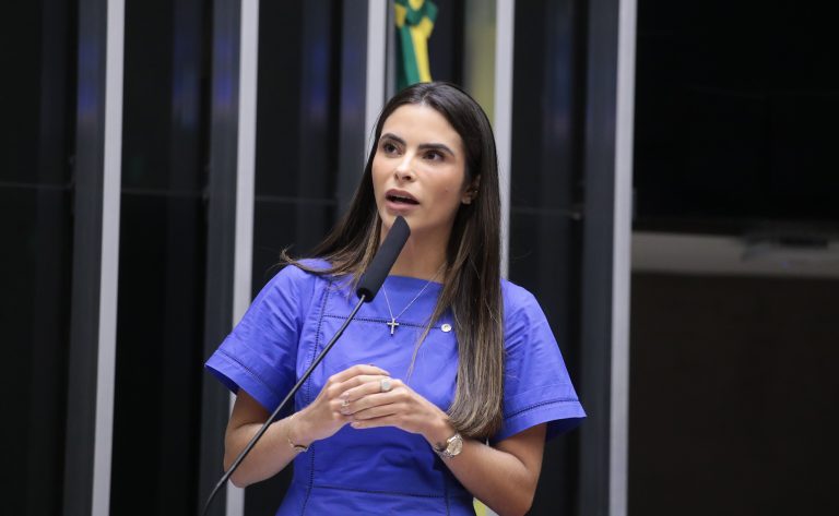 Câmara aprova pena para quem divulgar imagens de nudez geradas por IA