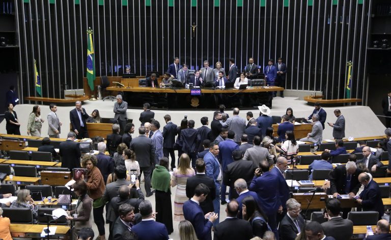 Câmara aprova projeto que combate a adultização de crianças na internet