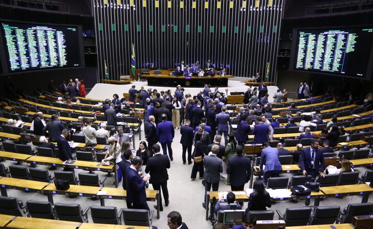 Câmara não chega a acordo e adia votação a jato da PEC que blinda parlamentares de investigações