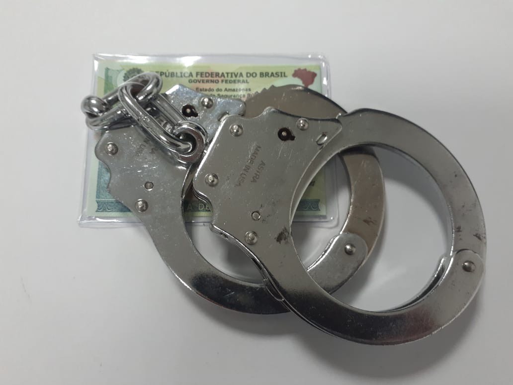 Homem é preso em Manaus por tentar partir cabeça da mulher com terçado