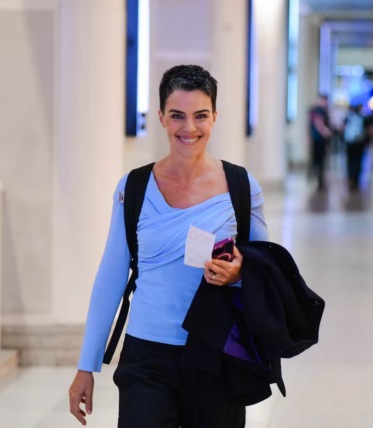 Ana Paula Arósio é tietada em aeroporto no Rio