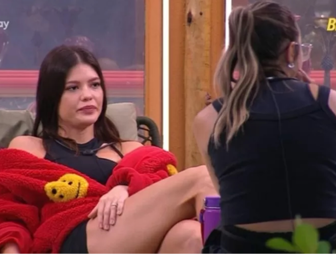 Vitória Strada oferece apoio a Renata após eliminação de Maike 