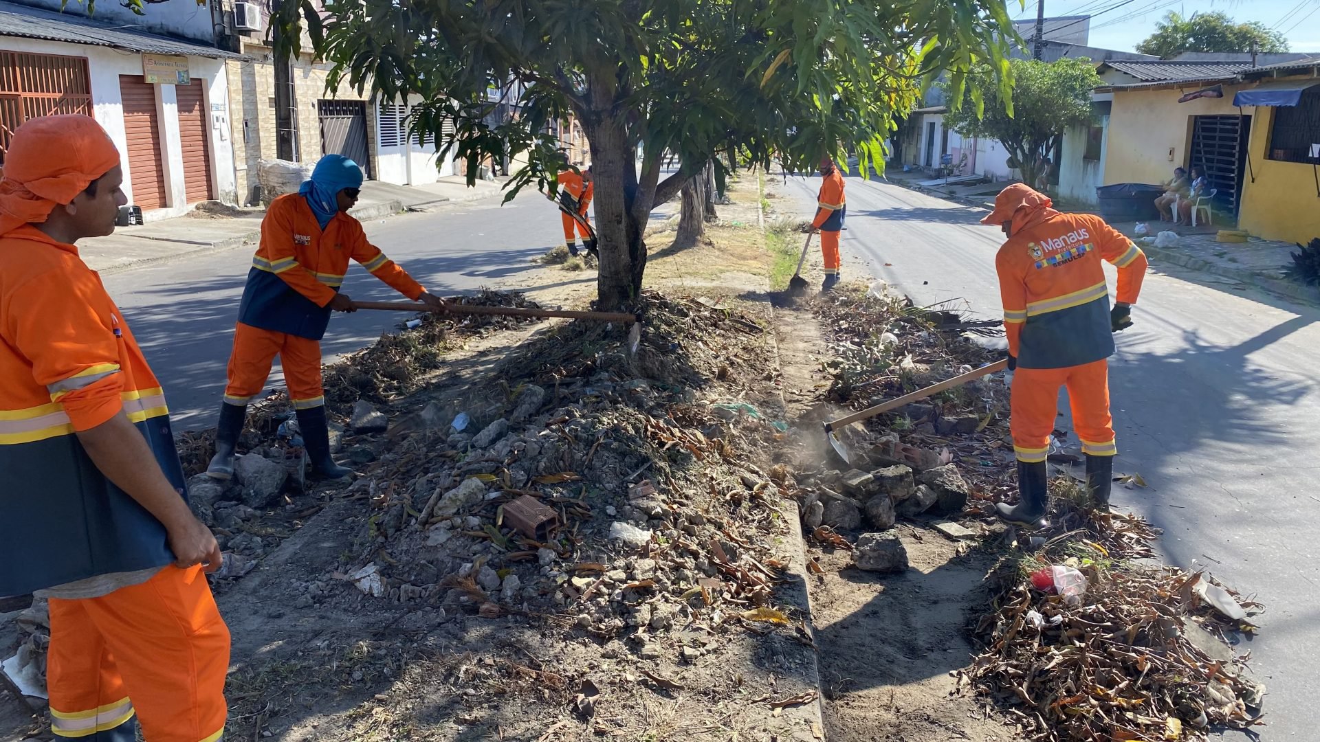 Serviços de limpeza urbana ocorrem em diversos pontos da cidade de Manaus