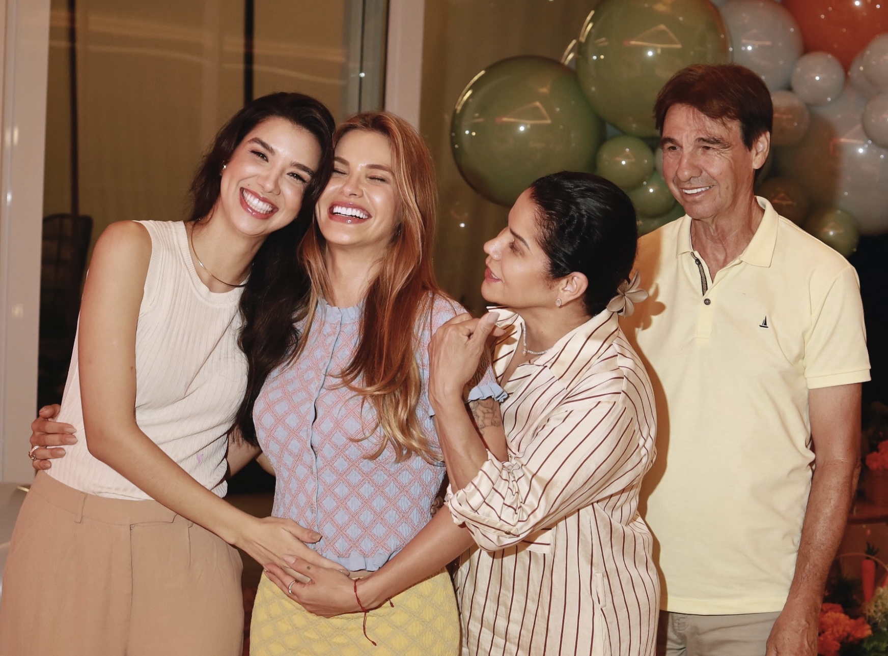 Andressa Suita levanta rumores de gravidez ao postar foto em família 