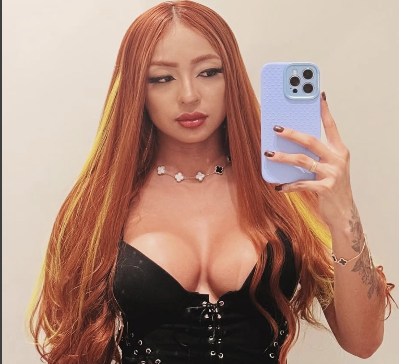 Ruivinha de Marte denuncia uso de IA em fotos eróticas na internet