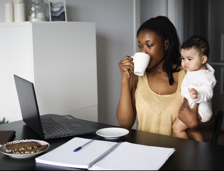 Aleam transforma em lei projeto que incentiva contratação de mães solos