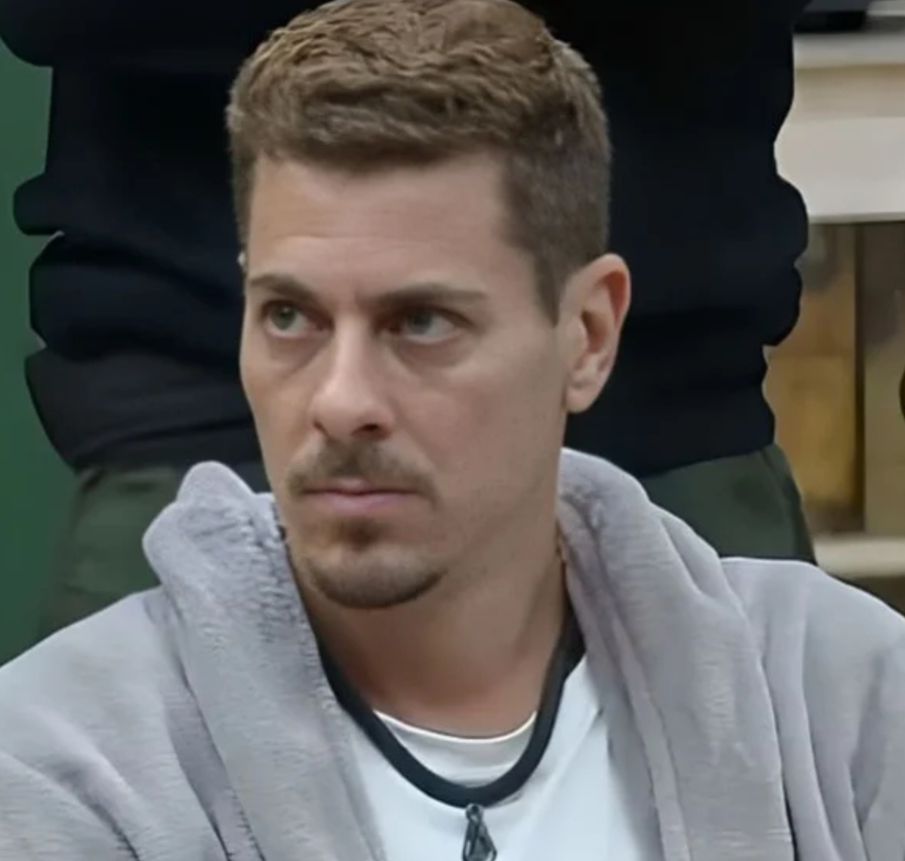 Equipe de Sacha contrata advogado para denunciar “violência” em A Fazenda