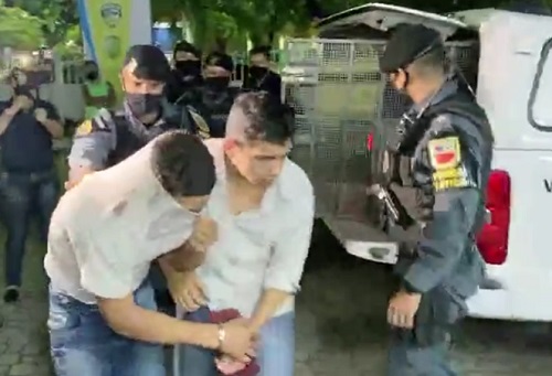 Dupla é presa suspeita de realizar arrastão com moto roubada em Manaus