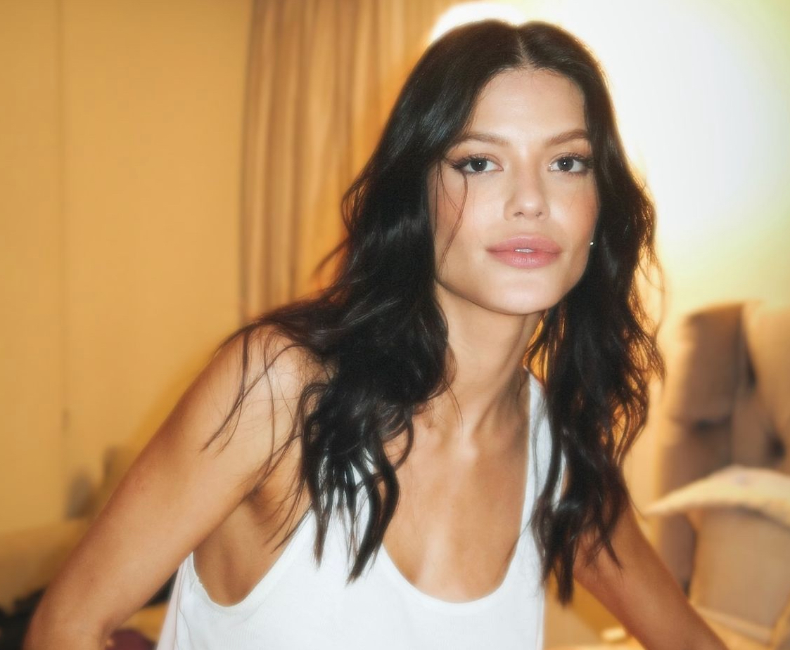 Vitoria Strada rebate ataques após assumir namoro: "bissexualidade existe"