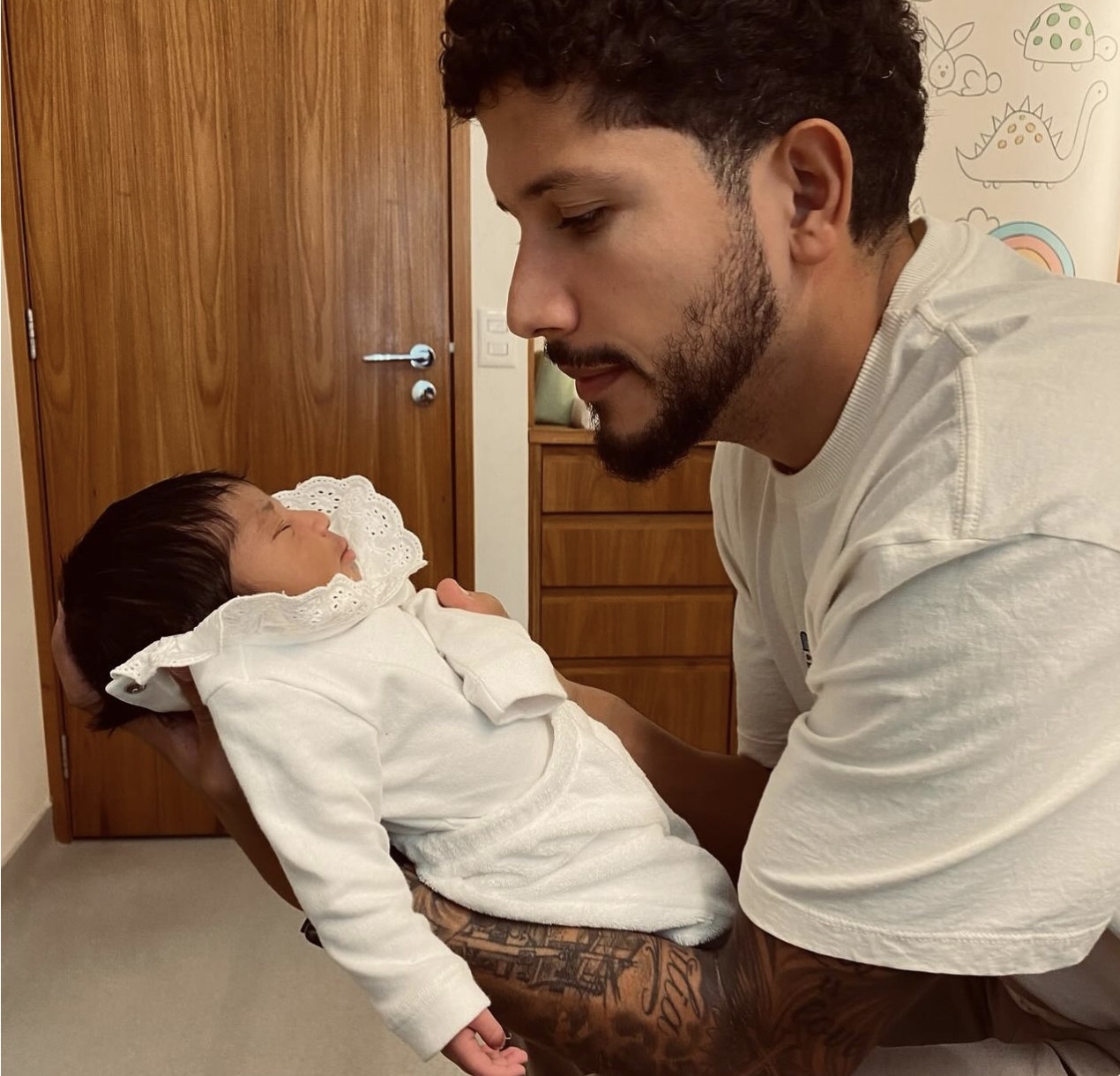 Yuri Lima publica primeiras fotos de Nala, sua filha com Iza