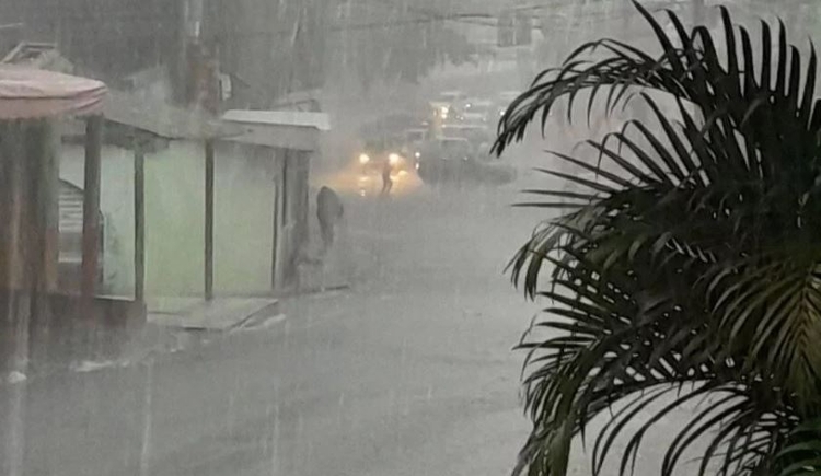 Manaus amanhece sob forte chuva; saiba a previsão para este sábado 