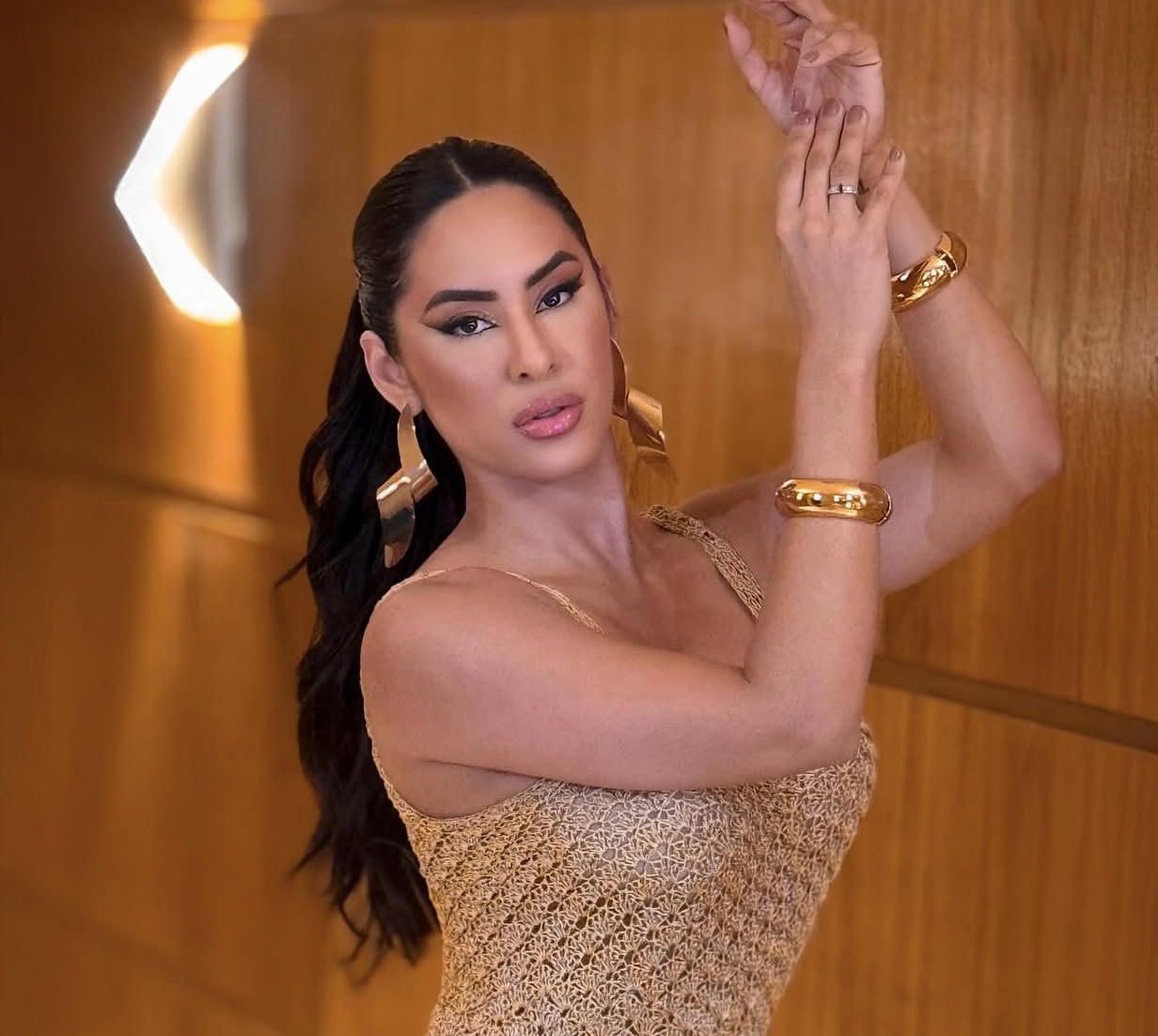 Isabelle faz mesmo procedimento que Kim Kardashian para eliminar celulites