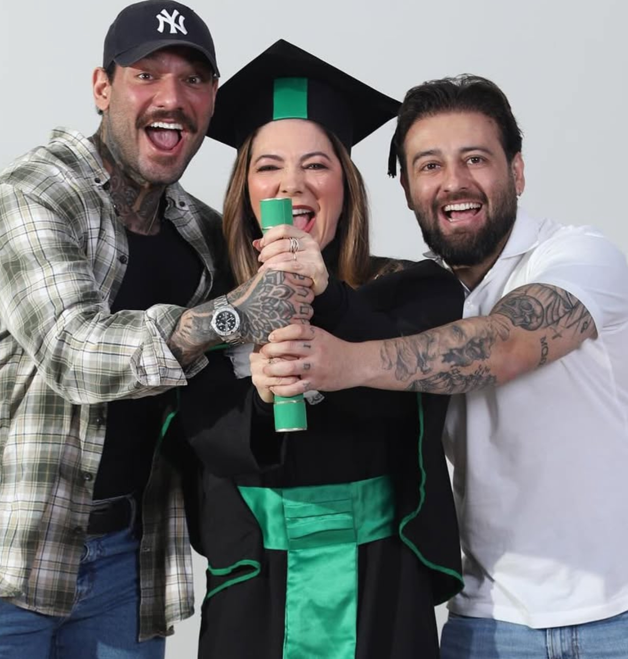 Mãe de Lucas Lucco se forma na faculdade e ganha homenagem do cantor 