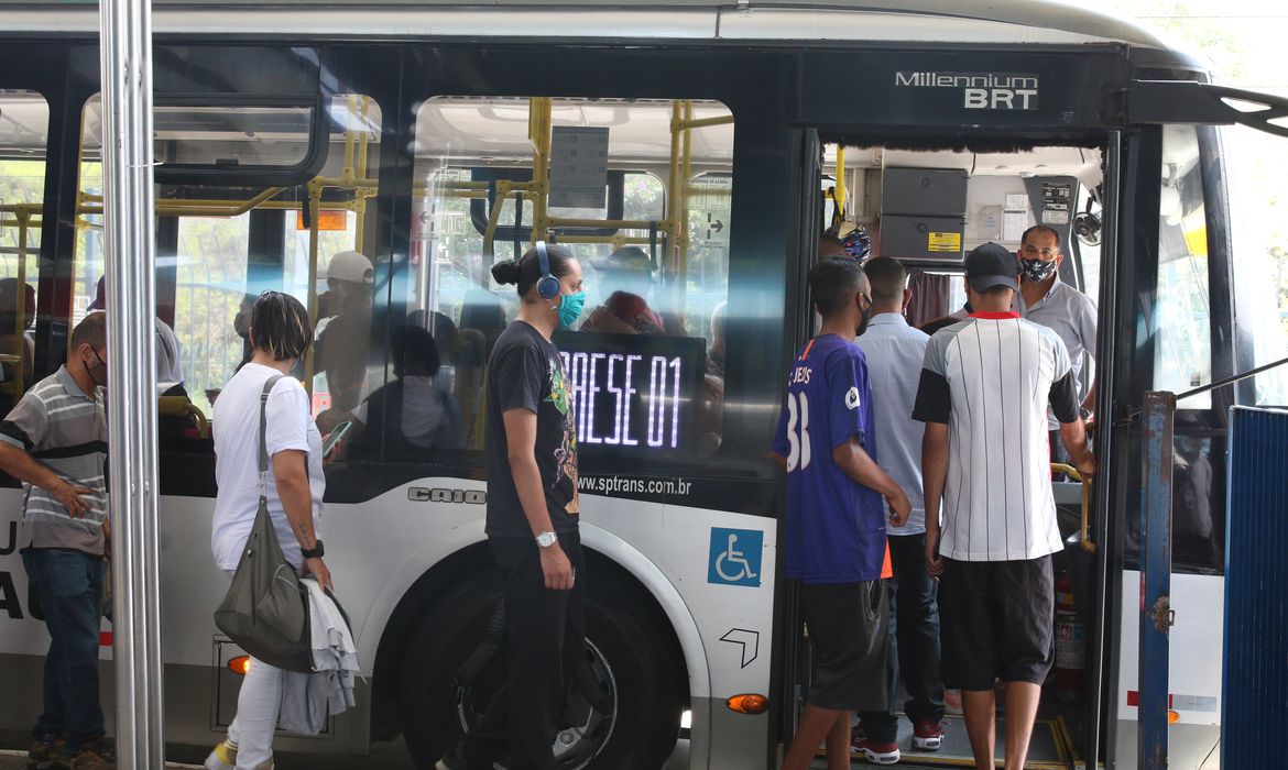 Gasolina mais cara faz pessoas trocarem carro por ônibus, mostra estudo