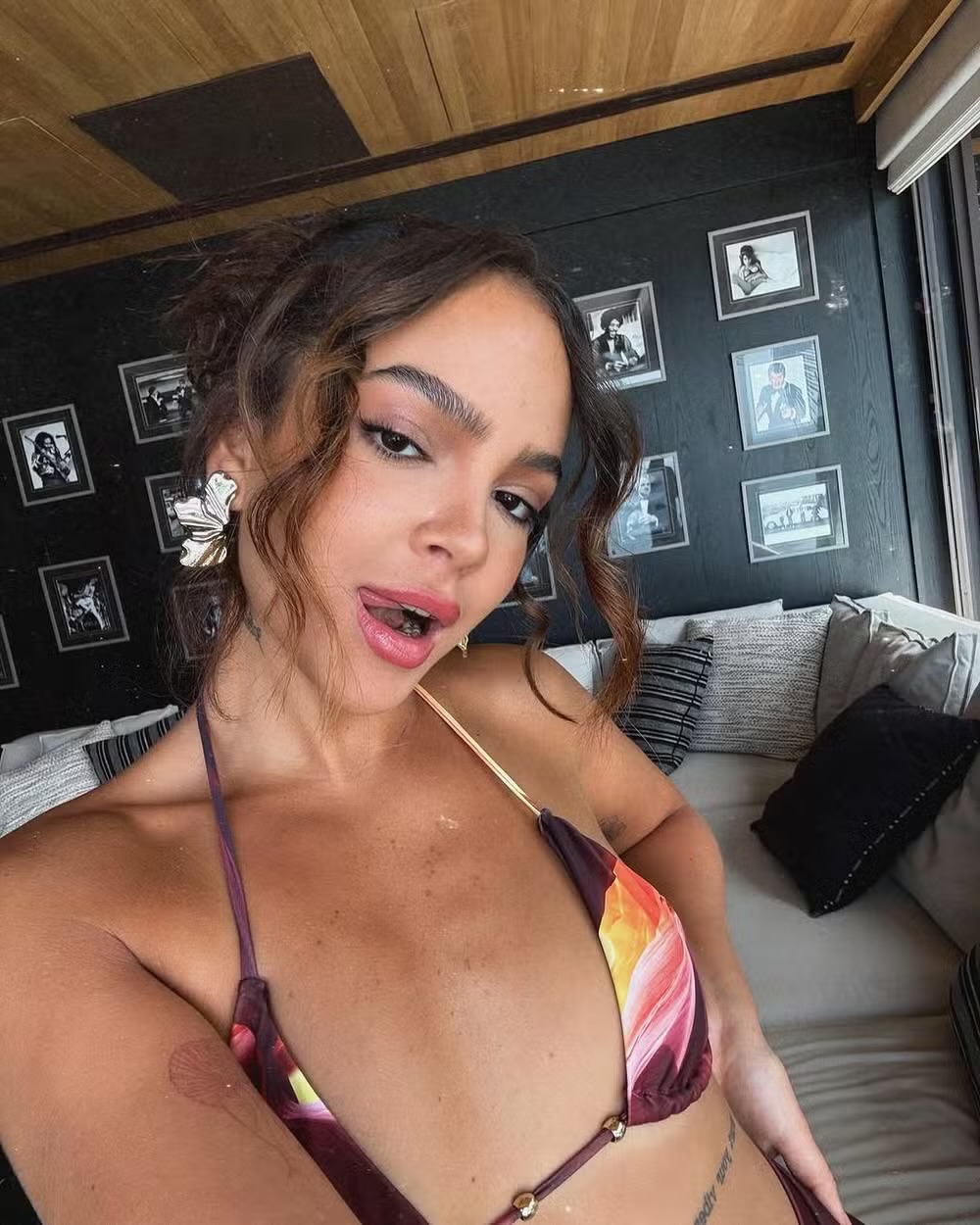 Mel Maia dá close em bumbum de fio-dental e incendeia web