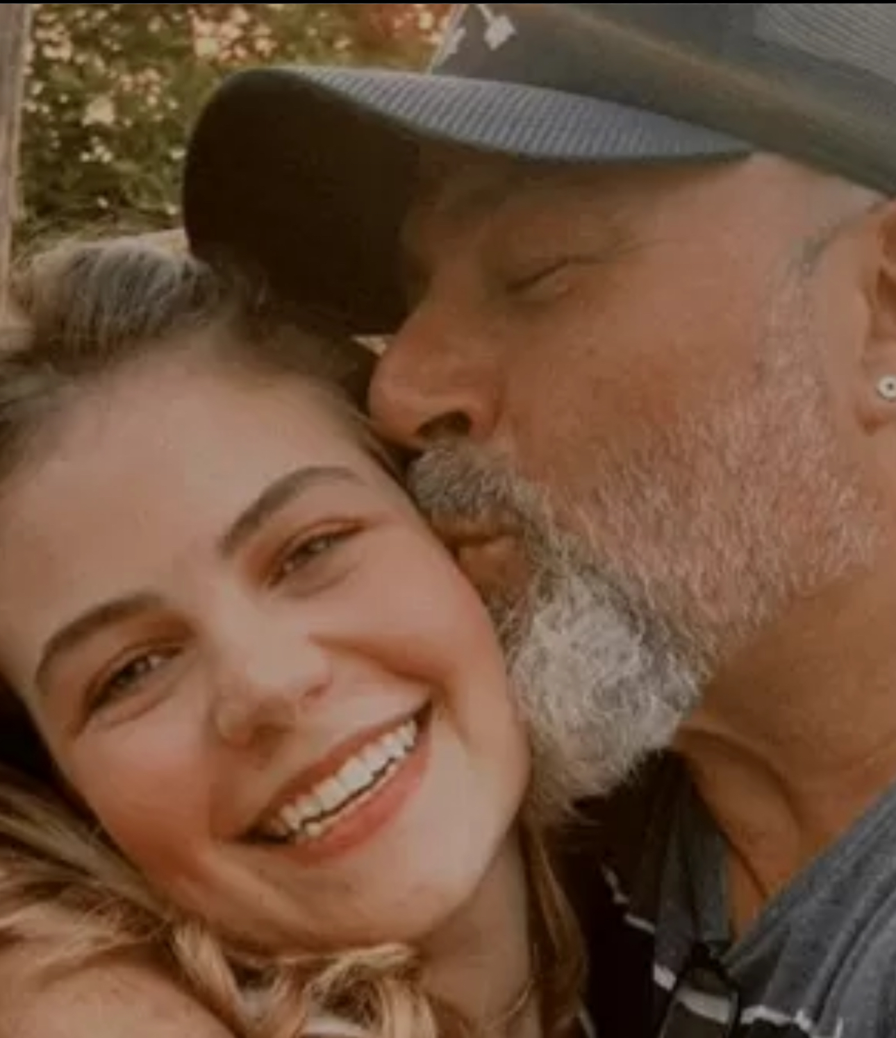 Filha de Mingau faz vídeo com baixista no hospital