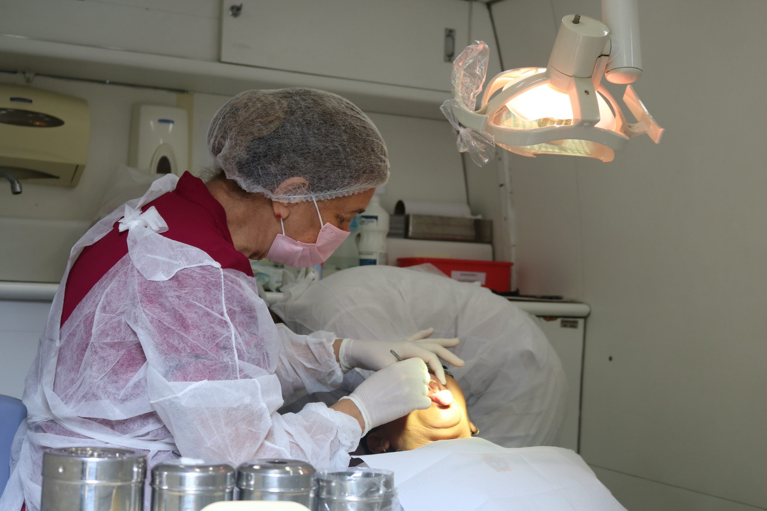 Prefeitura oferece serviço odontológico gratuito para idosos de Manaus