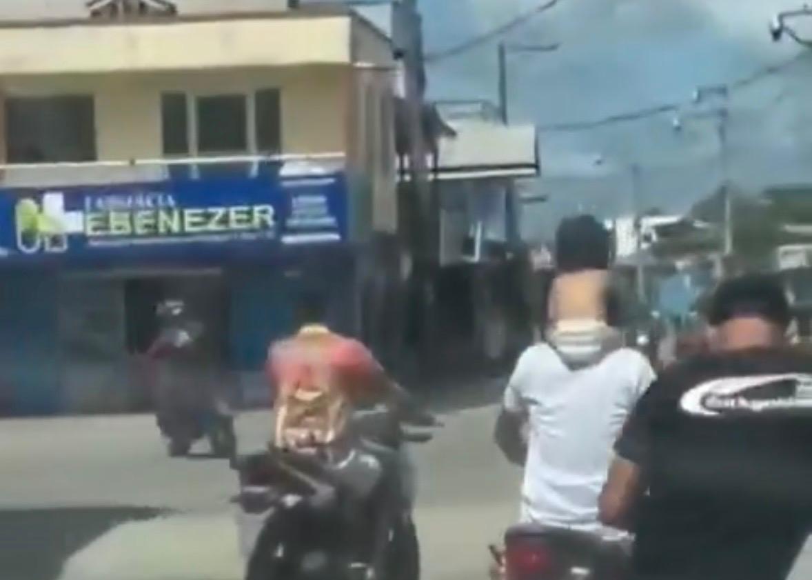 Pai é preso após levar filha nos ombros enquanto pilotava motocicleta