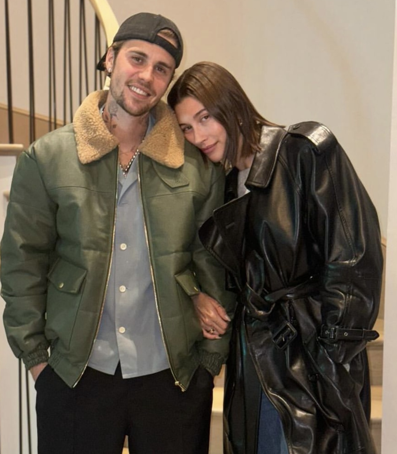 Equipe choca ao revelar tempo de gravidez de Hailey Bieber