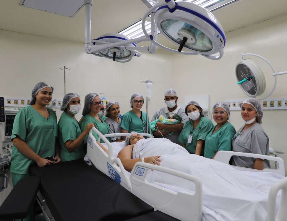 Primeiro bebê de 2026 nasce logo após a virada do ano em Manaus