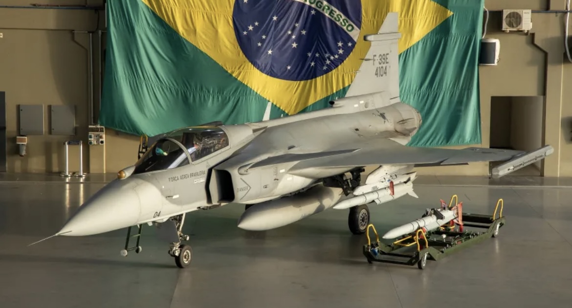 FAB inicia testes com míssil Meteor no Gripen