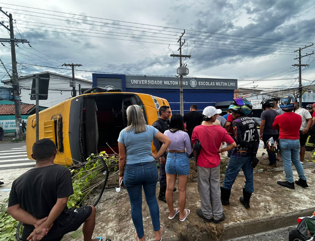 Micro-ônibus 'Amarelinho' tomba após desviar de pedestres na Av. Autaz Mirim