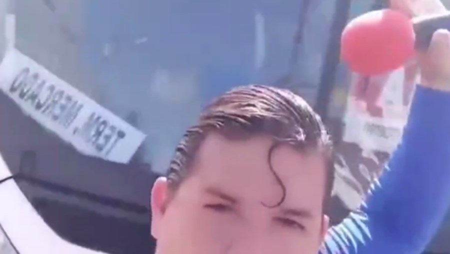 Homem vestido de superman é atropelado por ônibus durante vídeo; assista