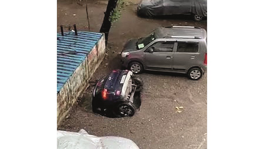 Imagens mostram carro sendo engolido por buraco 