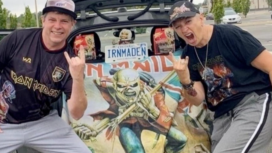 Pais fazem petição para tirar diretora de escola por ser fã de Iron Maiden